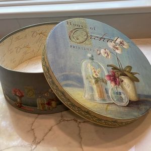 Round Hat Storage Box with Lid, Dusty Blue Orchid Floral Design, Vintage Style